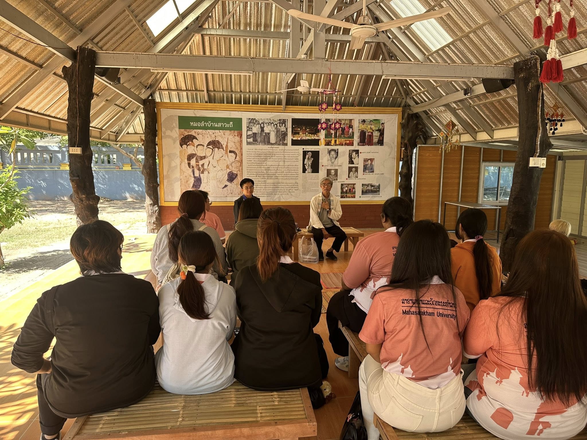 สาขาภาษาและวัฒนธรรมลาว มมส บุกขอนแก่น! พานิสิตลุยภาคสนาม เรียนอักษรโบราณ ณ วัดไชยศรี-โฮงสินไซ